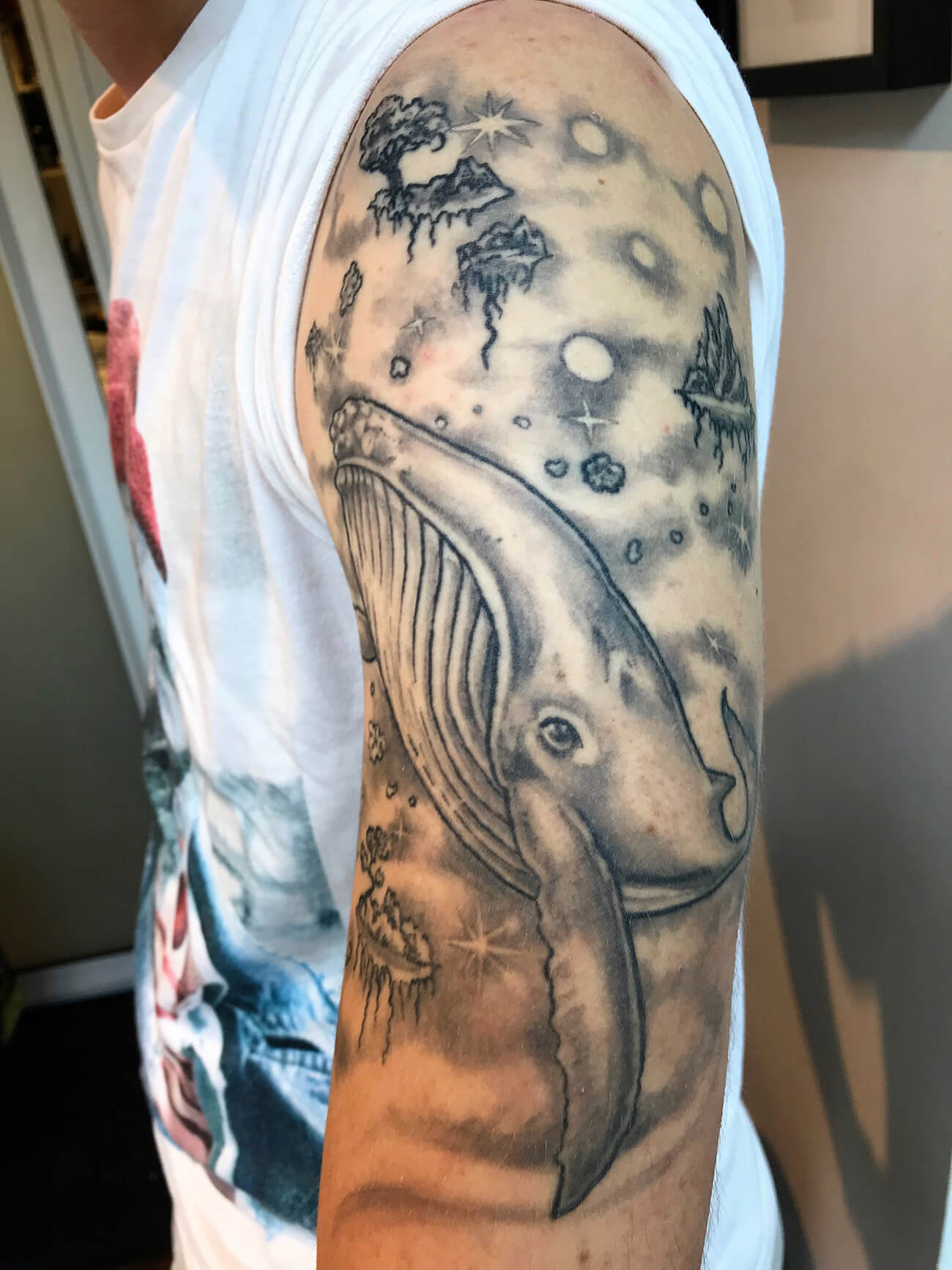 Cosmopolitan Tattoo - Création tatouage marin psychédélique, noir et gris, bras homme, dessin unique