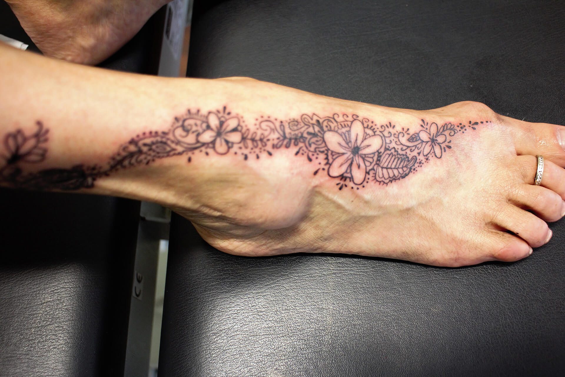 Cosmopolitan Tattoo - Tatouage pied cheville, entrelas, tatouage fin style henné