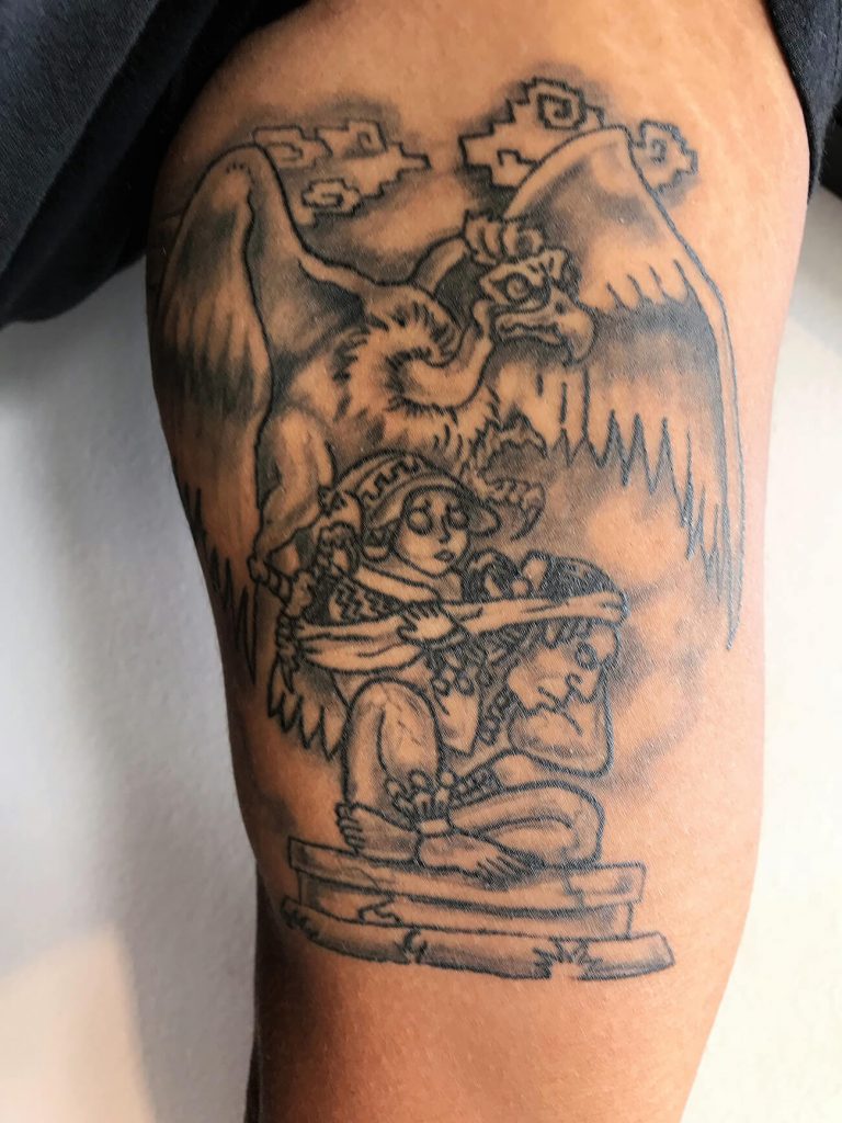 Tatouage intérieur biceps homme, tatouage amérindien, création unique, style précolombien